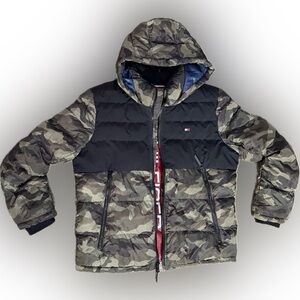 Tommy Hilfiger Men’s Black and Green Camouflage Puffer Jacket Size Large